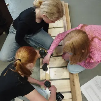 Jeugd uit Jonkerslân aan het werk in De Loods